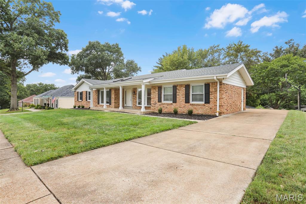 214 Glen Cove Drive, Chesterfield, MO, 63017 - 4 bed, 3 bath home for sale in Chesterfield, MO